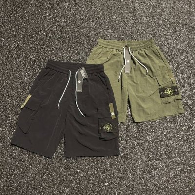 新款工装五分中宽松短裤实拍图！ Stone Island 石头岛工装五分中短裤 实拍图！ 面料采用高品质防风防水放紫外线 机能拉链设计户外感十足 非常高端 出行