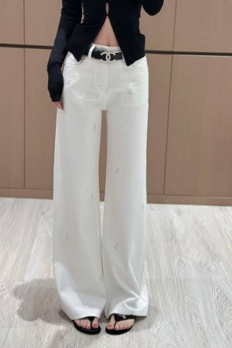 上新 原单品质 Chane* 小香 烫钻直筒牛仔裤 配定制腰带 采用高端定制面料，牛仔穿起来非常舒适 常规设计，包容性好，Bling字母钻装饰 增添视觉魅力，而