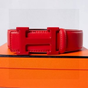 爱马仕板扣高品质皮带 个性十足的镜面设计 话不多说 直接看实拍图 真的超有质感 好东西不是靠嘴说的哈 爱马仕Logo独特的气场 真的是美爆了 这款皮带也是专柜的