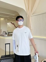 普拉达 三标齐全。 2025夏季新款最新品短袖，专柜同步有售，原单狠货，时尚进口原版科技面料，上身舒适透气，原版定制五金辅料，上身帅气有型，三标齐全，推荐款，档