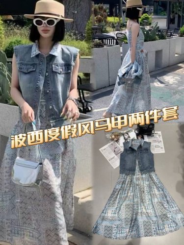 套装 波西度假风马甲两件套，洗水马甲硬朗挺括，经典版型与金属扣点缀，释放随性率性魅力。内搭长裙蓝白交织，别致印花似诉说异域故事，配腰带 飘逸材质轻盈灵动。二者组