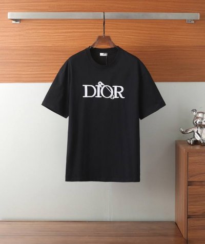 Dior迪奥别针刺绣短袖 260克全棉面料32枝双股双纱 洋气十足 男女同款轻奢重工风！今年一定要入的一款短袖真的太好看了，休闲也可以这么高端大气，定制原版面料