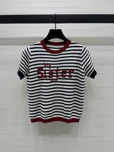 上新原单高端品质 Uooya* 2025春夏最新系列！条纹针织短袖！定制羊毛针织材质 细腻柔软 弹力十足 针织短袖版型 通体条纹细节满分 胸前撞色徽标与领口袖口