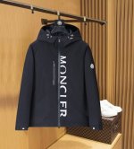 M*Ncier蒙口最新休闲男款连帽风衣，高品质原版设计和采料，精选双股斜纹防风透气的锦棉面料，柔和透气性强，新潮设置，穿着合身舒适大方，五金、辅料、做工精细完美