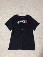versace 范思哲 女士新品别针饰扭结草莓刺绣贴布字母印花短袖抓褶T恤上衣Smlxl