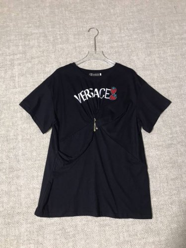 versace 范思哲 女士新品别针饰扭结草莓刺绣贴布字母印花短袖抓褶T恤上衣Smlxl