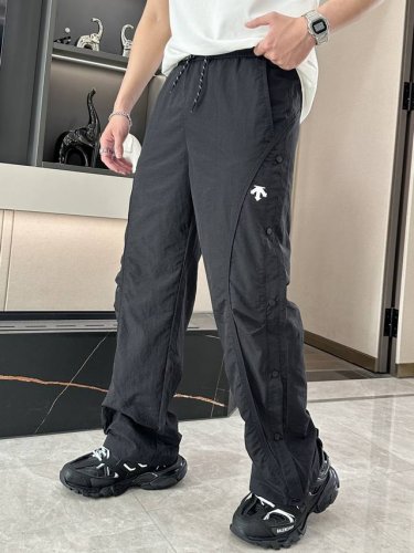descente 男士休闲裤 速干面料休闲裤 最新款上身版型无敌正 绝对可以闭眼收的一款 此款裤子非常百搭 弹力腰围,日常上班 户外运动都可以穿着 是时尚休闲与