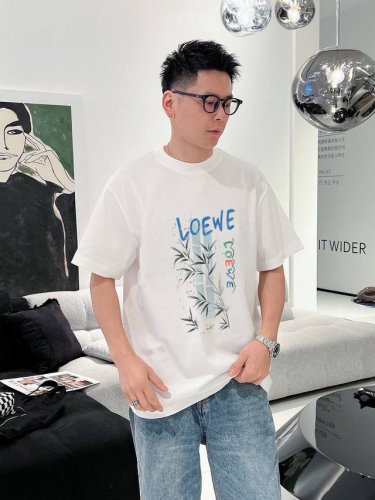直 品牌 Loewe罗意威 胖子福音 原单男士休闲短袖T恤，2025春夏新品，定制胸前顶级Logo 工艺、搭配整件细节 品质及剪裁设计都堪称一流，定制进口丝光棉
