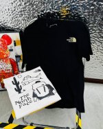 The North Face 北面25夏季新款印花休闲宽松情侣款 短袖T恤D 1 细节:版本一比一复刻，吊牌 领标 水洗。 面料：采用40织双纱280克面料，原