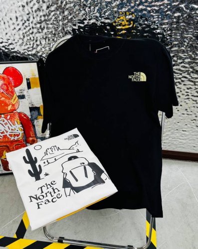 The North Face 北面25夏季新款印花休闲宽松情侣款 短袖T恤D 1 细节:版本一比一复刻，吊牌 领标 水洗。 面料：采用40织双纱280克面料，原