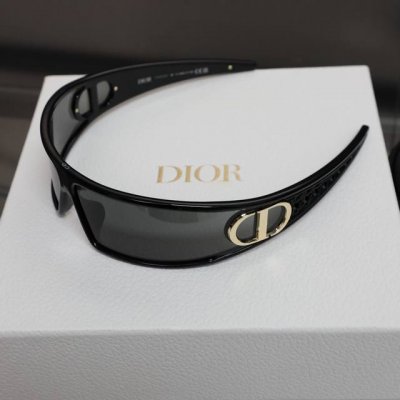 供 1V1版本 Dior迪奥 Verydior M1U 型号:M1U 颜色:黑色 材质:板材 蔡司镜片 M1U墨镜未来科技感一体式发箍设计**，将功能性护目镜与