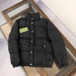 gucci 古驰 秋冬最新款暗纹提花羽绒服！ 外层面料采用定制Gg帆布属于环保有机棉质 质感硬挺有型手感摸起来自带肌理感 面料硬挺 面料前处理冷堆48小时让面料