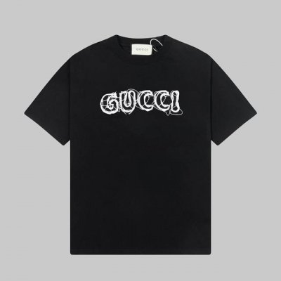 Gucci 古驰25Ss春夏新品前后印花圆领短袖T恤， 品牌标识细节则尽展大胆不羁的现代风范。这款T恤匠心缀饰互扣式双G元素和Gucci印花，演绎前卫个性型格