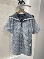 dio*2025新品上架 提花连帽冲锋连衣裙 定制Yb进口提花冲锋材质 质感高级 立挺有型 连帽抽绳短袖连衣裙裁剪 通体以字母徽标提花满铺作为亮点 上衣半开襟拉
