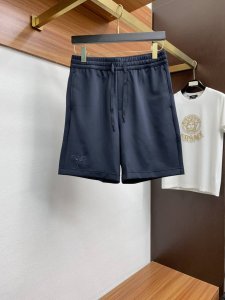 普拉达 2025春夏季新款 最新休闲短裤 原版裤型上身休闲百搭 随性慵懒范 高级定制进口纯棉平纹面料 订制工艺 舒适感爆棚 高端大气 夏天的味道有没有 首选 M