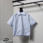 Dior 迪奥 24Ss 竖条半拉链短袖衬衫重新诠释经典廓形 彰显运动风格 采用白色条纹棉府绸和Oblique印花棉质提花面料 精心制作 搭配抽绳底边 双材质剪