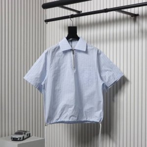 Dior 迪奥 24Ss 竖条半拉链短袖衬衫重新诠释经典廓形 彰显运动风格 采用白色条纹棉府绸和Oblique印花棉质提花面料 精心制作 搭配抽绳底边 双材质剪