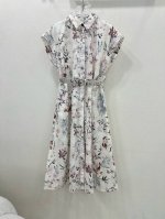 dio* 25春夏新款丛林花卉印花系列 坎肩连衣裙 衬衣假两件连衣裙高腰百褶半裙高腰半裙 坎肩连衣裙前胸隐藏式排扣配送本布腰带搭配 自带小清新田园风气质 进口纯