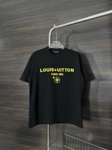 款号：He222 Louis Vuitton-路易威登胸前印花圆领短袖 面料采用2 克双股双纱纯棉面料，手感舒适柔软，上身舒适透气，领口采用同缸同色罗纹，不紧绷