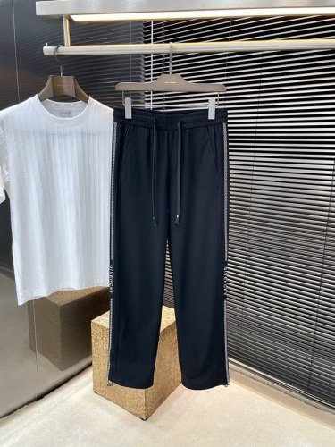 givenchy- 纪梵希 2025春季新款，最新休闲裤。原版裤型上身休闲百搭、随性慵懒范，定制原版涤纶面料，舒适感爆棚。高端大气，春天的味道有没有，首选 。码