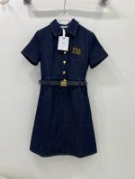Dio* 25新款Miss腰带装饰牛仔短袖连衣裙 气质的翻领设计 定制字母纽扣 胸前口袋经典Missdio*字母刺绣 立体修身裙摆剪裁 上身气质优雅 腰间定制的