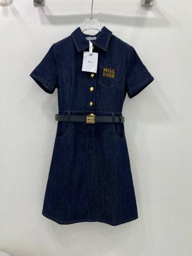 Dio* 25新款Miss腰带装饰牛仔短袖连衣裙 气质的翻领设计 定制字母纽扣 胸前口袋经典Missdio*字母刺绣 立体修身裙摆剪裁 上身气质优雅 腰间定制的
