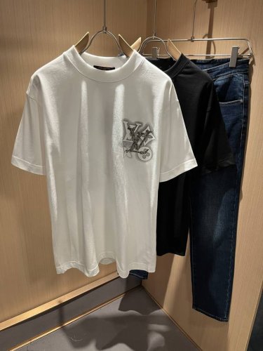 louisvuitt*路易*登 2025春夏全新系列单品上线，非常时髦前卫的一款男女同款短袖T恤，标识Logo图案压胶修饰！区别于以往的不同，宣示品牌传承的设计