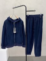 上衣P380、长裤330。Fendi芬迪独家专供新款专柜同款套装，透气舒适休闲！高级感满满！细节精致高档，做工无可挑剔！原版高端面料很显高级！面料柔软细腻舒适