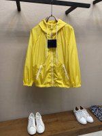 prada、25春夏 轻盈再生尼龙防雨夹克 新科技防风 轻盈薄款当防晒衣也好看，胸口经典三角形贴布徽标 尺码：S，M，L