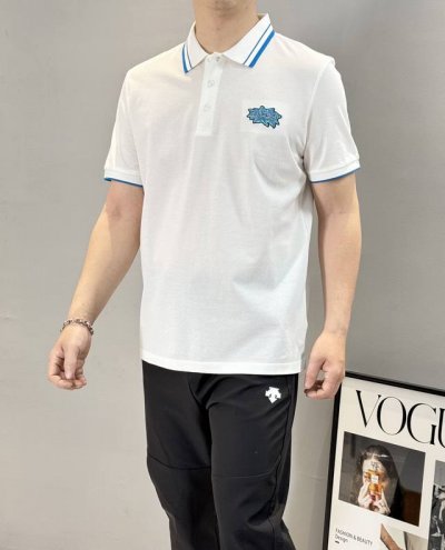 Dio*R迪-奥25S夏季男士休闲polo.领口蓝色条纹采用最新的鲜活色彩打造的标识！！胸口3D刺绣打造灵动生趣的品牌力量.让品牌更具看点与规格，有着莫名的吸引
