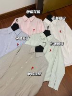 上新 Ami 五色条纹清新衬衫！！ 条纹衬衫今年真的很火 各大平台博主都在穿 无论搭配短裙还是裤子 都非常有韩女穿搭氛围感 均码衣长74 胸围106 颜色：樱花