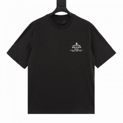 prada 普拉达 做旧标识印花短袖 原4,680购入，此款采用16支260克精梳赛络纺纱无尘烧毛加食毛工艺，成衣后加柔洗水克重达280克，同缸染1*1拉架罗纹