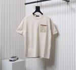 Louis Vuitton 路易威登 25Ss 棋盘格皮牌口袋短袖 定制250克全棉双纱紧密爽滑面料，32支双股双纱打造，布面干净，布纹清晰，手感非常细腻扎实，