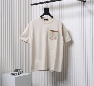 Louis Vuitton 路易威登 25Ss 棋盘格皮牌口袋短袖 定制250克全棉双纱紧密爽滑面料，32支双股双纱打造，布面干净，布纹清晰，手感非常细腻扎实，