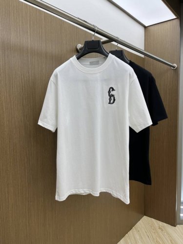 Cd 独家首发 2025早春最新品 专柜同步有售 原单狠货 时尚休闲圆领短袖T恤 上身舒适 吸睛而有亮点 采用进口原版面料 顶级印花刺绣工艺字母图案Logo 简