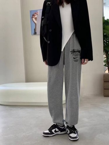 Stussy X Nike斯图西联名耐克百搭宽松卫裤束脚裤休闲裤子 ｜无敌版型｜｜男女同款｜ 面料采用超高品质华棉 最大的优点就是亲肤性跟保形性好 顶级面料带来