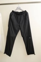 P270 Bal**巴黎25系列春夏新品#净色设计感双色运动套装 100%Nylon Pu结合弹力面料拼接，异材质带来舒适度与时尚感结合的拼贴设计风格。上衣多处