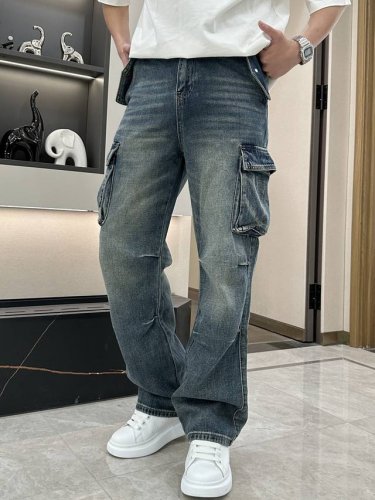 Lv 2025Ss新品工装牛仔裤 好穿不挑身材，在搭配上没有太多的限制 随意简洁的衬托其他单品，来展现自己的风格姿态～ 对于它的实穿性不得不竖起一个大拇指了，版