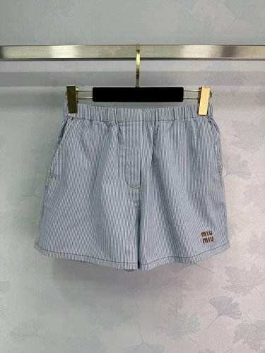 Miumi*25新款条纹高腰松紧外短裤 搭极简主义风法式优雅的慵懒风 休闲又时髦 立体剪裁版版型可甜可盐减龄少女风 多种穿法百搭上身显瘦又高挑 单色色3码Sml