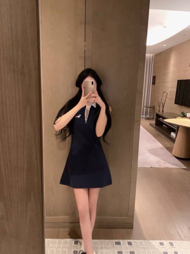 上新 Tb 学院风经典刺绣小狗撞色连衣裙～～版型显瘦！！ 颜色：蓝色 灰色 码数：Sml见尾图