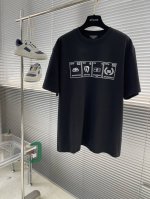 Balenciag 25Ss新款印花短T 此款，采用高克重，洗水面料，300克 工艺复杂，采用厚版数字工艺，叠加 添加个性色彩搭配 十足的造型搭配和彩色形成鲜明