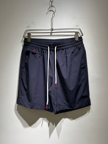 kiton 2025春夏新品男士高端休闲百搭四季通勤修身剪裁休闲短裤！对于粉丝来说，这样大气的经典设计足矣一眼种草，是今年所有当中最帅的一个系列，我只需要看一眼