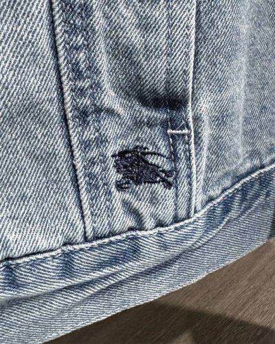 款号-Mx007 细节图 Burberry X Supreme 24Ss 巴宝莉联名战马牛仔外套上衣 不惜成本，第一时间购入原版Zp，只为给您带来原汁原味的潮流