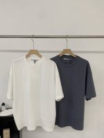 亚历山大 王 Alexander Wang 王式调色师，重度水洗更显高级复古T恤， 25春夏新品压纹字母徽标T，无敌视穿春夏必入单品，秉承大王追求自由不羁的生活