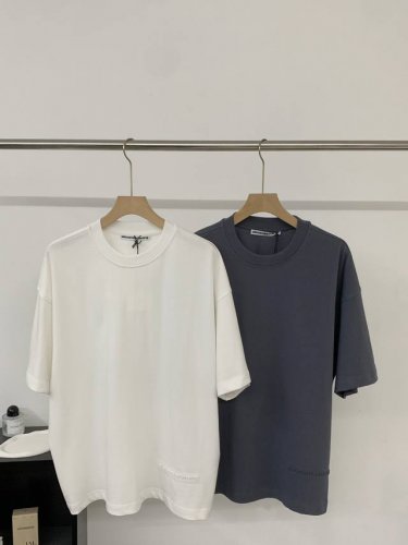亚历山大 王 Alexander Wang 王式调色师，重度水洗更显高级复古T恤， 25春夏新品压纹字母徽标T，无敌视穿春夏必入单品，秉承大王追求自由不羁的生活