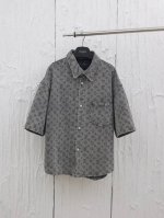 LV* 路易25春夏新款重工提花牛仔短袖外套 采用深灰色洗水牛仔面料，定制白珠刻字纽扣 全新设计辅料纽扣细节，直筒剪裁版型设计 满身经典品牌logo提花效果 S