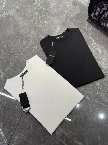 阿玛尼 25Ss春夏T恤新品 前卫凹凸立体设计 订制云朵棉面料.手感柔软.穿着舒适.专柜级别精致车线. 上身效果无敌帅气 型男必备单品 颜色 黑色 白色 码数