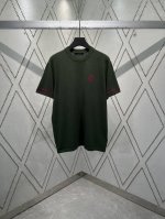 驴家 25Ss新款短袖圆领衫取材棉质针织，撞色提花标识铺陈其上。Marque L.Vuitton DéposéE 字样含蓄点缀胸前，Lv 字母环绕袖口，塑造简洁
