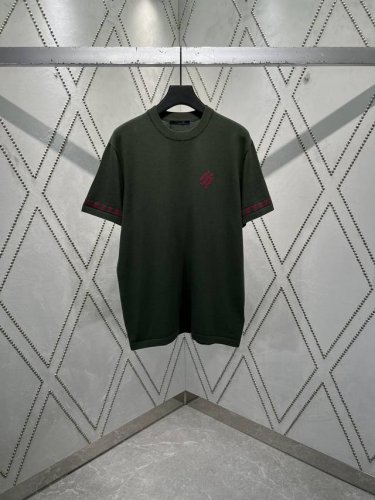驴家 25Ss新款短袖圆领衫取材棉质针织，撞色提花标识铺陈其上。Marque L.Vuitton DéposéE 字样含蓄点缀胸前，Lv 字母环绕袖口，塑造简洁
