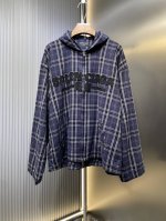 Balenciaga 顶级复刻 巴黎Blcg 25早春系列紫格子拉链连帽外套 采用高克重棉质混纺 含微量弹性纤维 ，确保硬挺度与舒适度的平衡。格纹由深紫、炭黑及